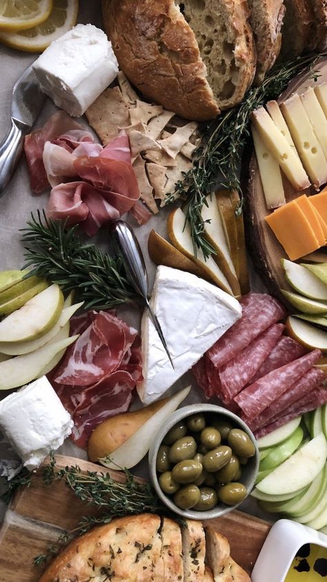 Cheese Platter Aesthetic, Cheese Board Aesthetic, Aesthetic Charcuterie Board, Charcuterie Aesthetic, Charcuterie Board Aesthetic, Charcuterie Inspiration, Food Platters, Food Obsession, Pretty Food