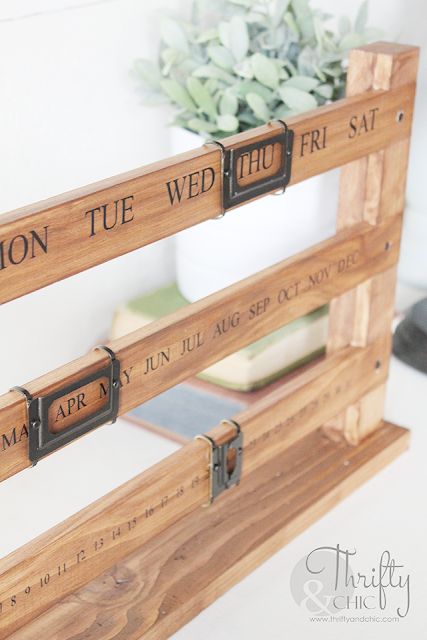 DIY sliding perpetual Calendar. DIY wood calendar. DIY farmhouse decor. DIY calendar Diy Wood Crafts To Sell, Perpetual Calendar Diy, Little Wood Projects, Farmhouse Wood Decor, Diy Wood Decor, Wood Crafts Furniture, Wood Diy Projects, Wood Projects To Sell, Farmhouse Design Ideas