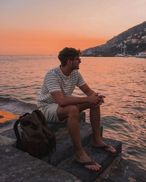 Niklas - Germany no Instagram: “on the shore is the place to be 🌞 last one is my mood 24/7 🍽” Flip Flop Outfits Summer, Flip Flop Outfits, Mens Flip Flops Fashion, Shorts Outfit Casual, Best Summer Shoes, Slippers Outfit, Holiday Outfits Summer, Brown Flip Flops, Summer Holiday Outfits