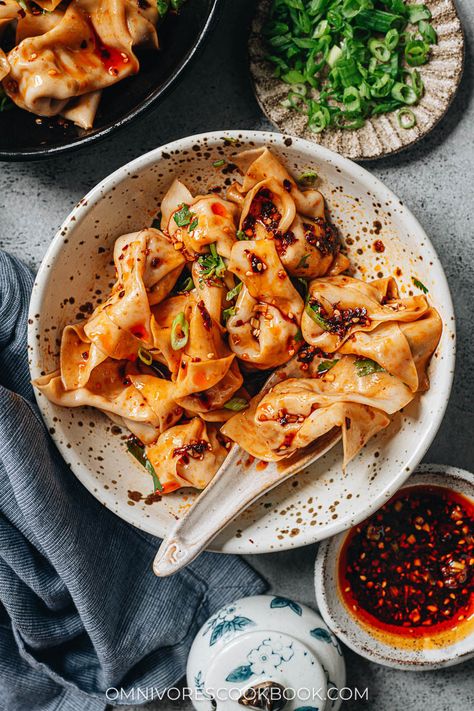 Dumpling Chili Oil, Spicy Food Photography, Homemade Soy Sauce, Thai Place, Chili Oil Recipe, Honey Garlic Pork Chops, Wonton Recipes, Dumplings Recipe, Favorite Recipes Dinner