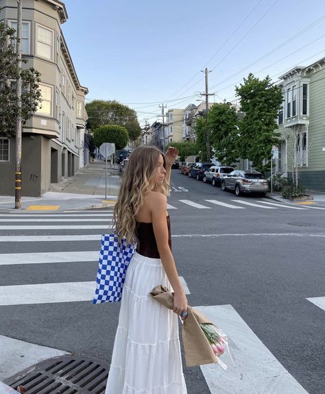 White Maxi Skirt Outfit, Small Joys, White Skirt Outfits, Skirt Outfit Summer, White Long Skirt, European Summer Outfits, White Maxi Skirts, Europe Outfits, Rock Outfit