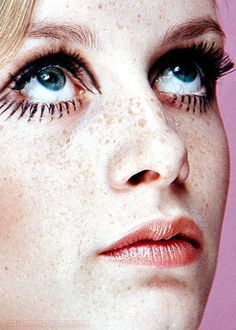 Twiggy...mod 60s makeup... Twiggy 60s, Twiggy Model, 1960s Makeup, Colleen Corby, Twiggy Fashion, 60s Makeup, 70s Makeup, Yennefer Of Vengerberg, Retro Makeup