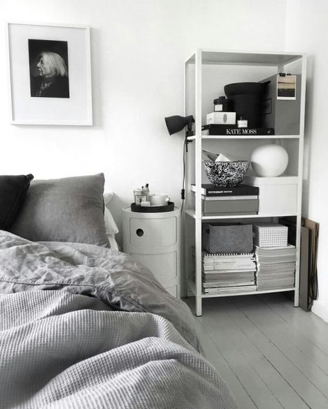 Photo Hyllis Ikea, Gray Scheme, Ikea Bedroom Decor, Ikea Hyllis, Ikea Bedroom Storage, Ikea Bedroom, Shelves In Bedroom, Gray Bedroom, Shelf Unit