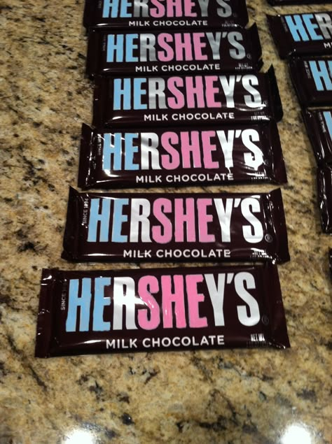 Gender reveal gift favors. Color he & she on Hershey bars with paint pens. Reveal Party Food Ideas, Gender Reveal Party Food Ideas, Disney Party Favors, Baby Reveal Ideas, Gender Reveal Party Food, Creative Gender Reveals, Reveal Party Games, Gender Reveal Video, Gender Reveal Party Games