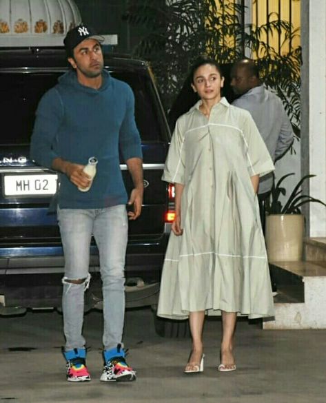 Alia Bhatt Maternity Outfit, Alia Bhatt Pregnancy Outfits, Maternity Clothes Indian Style, Pregnancy Outfits Indian, Causal Frocks, Alia Dress, Indian Maternity Wear, Pregnancy Outfits Casual, Indian Maternity