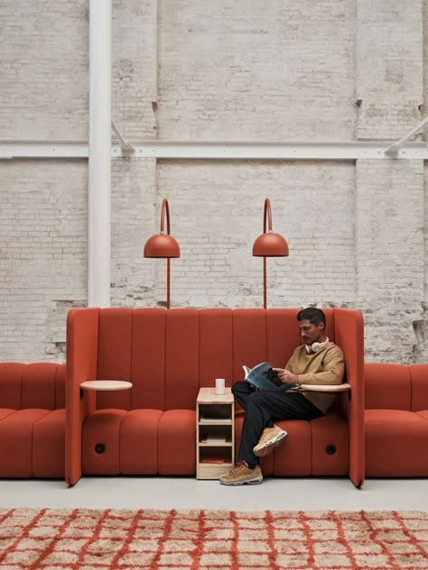 Work doesn't have to tie you to an office desk. Meetings don't need conference rooms. BOB Job is the perfect solution for a casual and creative workspace: a sofa system that can be configured in any conceivable way. Add tables, lighting, shelves and of course partitions for private conversations and face-to-face meetings. Red Side Table, Sleek Sofa, Red Accent Chair, Office Showroom, Modular Seating, Design Management, Creative Workspace, Coworking Space, Office Interior Design