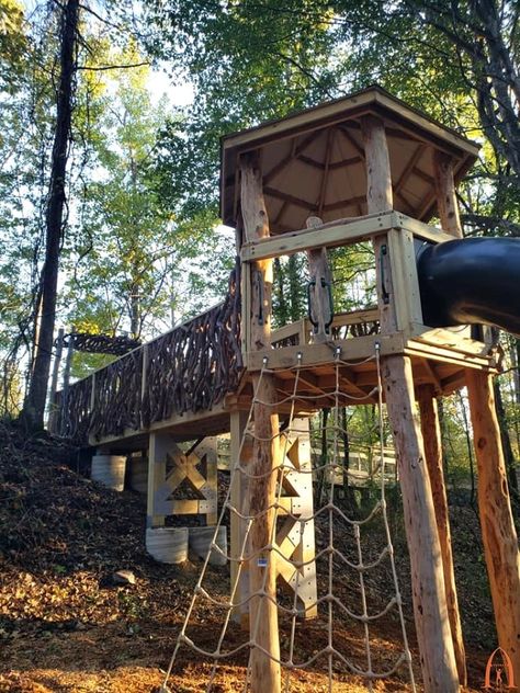 Natural Playgrounds - Built with Natural Materials & Landscapes Awesome Backyard Playground, Wood Play Structure, Nature Playground Ideas, Nature Play Space, Natural Playground Diy, Kids Treehouse Ideas, Hill Playground, Rustic Playground, Cabin Treehouse