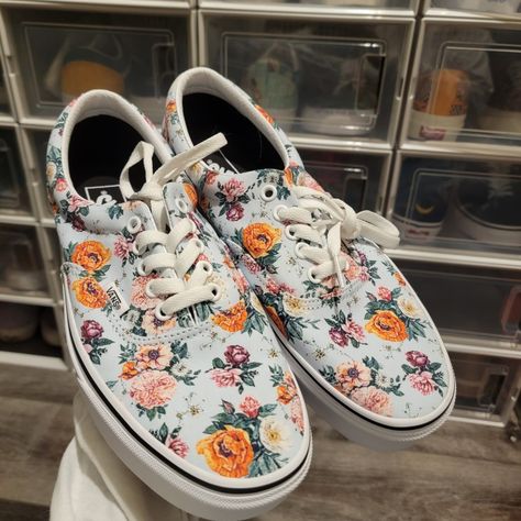 Vans Era Garden Floral & True White Vans Collection, Floral Vans, Vans Era, Dream Aesthetic, Fashion Updates, Vans Authentic Sneaker, Vans Sneaker, Flower Power, Sneakers