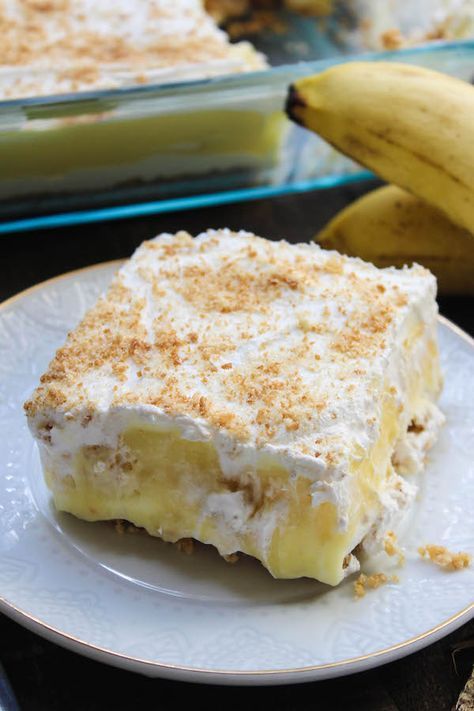 THIS NO BAKE BANANA PUDDING LAYER DESSERT STARTS WITH A BUTTERY LAYER OF VANILLA WAFERS, IS TOPPED WITH A NO BAKE CHEESECAKE LAYER, NEXT IS BANANA PUDDING WITH REAL BANANAS, AND IS TOPPED OFF WITH WHIPPED TOPPING AND WAFER CRUMBS. IT IS SUCH AN EASY AND INEXPENSIVE DESSERT RECIPE! Pudding Layer Dessert, Inexpensive Desserts, Layer Dessert, Homemade Banana Pudding Recipe, Vanilla Wafer Crust, Banana Pudding Desserts, No Bake Banana Pudding, Homemade Banana Pudding, Snickerdoodle Recipe