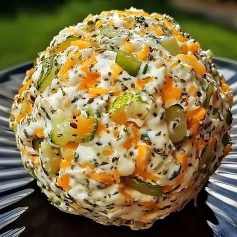 Tangy Dill Pickle and Cheddar Cheese Ball - Miarecipes Dill Pickle Cheese Ball, Pickle Cheese Ball, Cheddar Cheese Ball Recipes, Lobster Cream Sauce, Football Night, Cheddar Cheese Ball, Dill Pickle Recipe, Cheese Ball Recipe, No Cook Appetizers