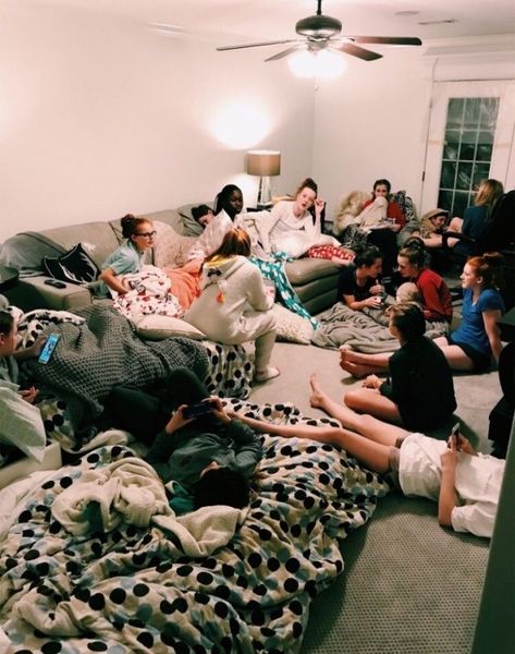 All-nighter Aesthetic, Pijama Party, Pulling An All Nighter, Girl Sleepover, Country Musicians, Fun Sleepover Ideas, Love Connection, Sleepover Party, Friend Goals