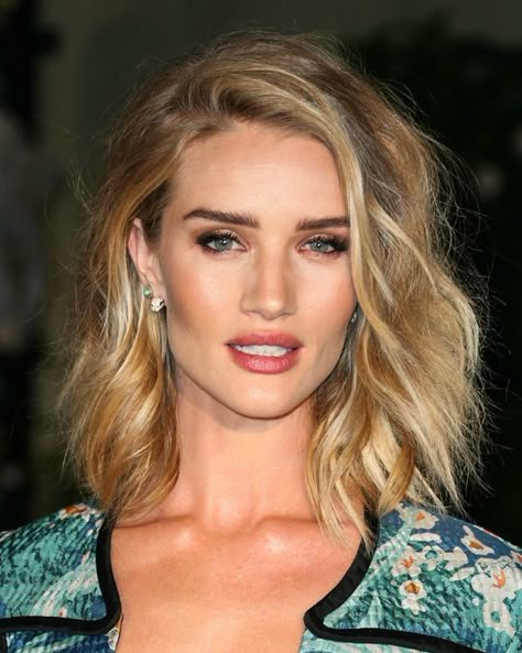 Rosie Huntington-Whiteley's choppy blond long bob Ciara Hair, Grey Hair Wig, Trendy We Fryzurach, Cheap Human Hair Wigs, Wavy Hair Extensions, Long Human Hair Wigs, Colored Hair Extensions, Tousled Hair, Short Human Hair Wigs