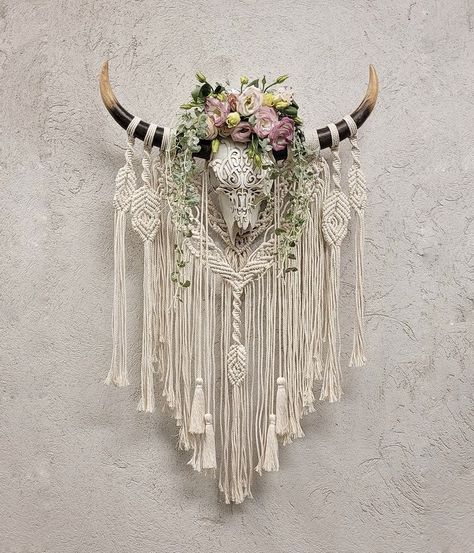 Deer Skull Decor, Cow Skull Decor, Cow Skull Art, Antler Crafts, Boho Crafts Diy, Macrame Knots Pattern, Bone Crafts, Macrame Wall Hanging Patterns, Macrame Plant Holder