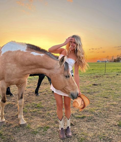 @kylahw Obersized Sweater, Preppy Blonde Girl, Flannel Decor, Belly Conrad Jeremiah, Bff Picture Ideas, Sparkle Christmas Tree, Coastal Cowgirl Beach, Conrad Jeremiah, Winter Goals