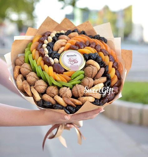 Treats Bouquet, Fruit Basket Diy Gift, Fruit Bouquet Ideas, Vegetable Bouquet, Edible Fruit Arrangements, Dry Fruit Tray, Food Bouquet, Chocolate Bouquet Diy, Edible Bouquets