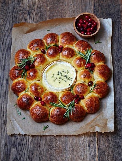 16 Holiday Loaves and Christmas Bread to Bake for Gifts - 31 Daily Baked Camembert, Christmas Buffet, British Bake Off, Great British Bake Off, God Mat, Xmas Food, Think Food, Snacks Für Party, Christmas Party Food