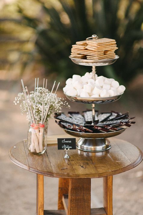 S'mores station for the fire pit at the wedding Bonfire Night Wedding, Smores Bar Wedding, Smores Bonfire, Engagement Fiesta, Smores Wedding Favors, Backyard Wedding Food, Bonfire Wedding, Drink Wedding, Smores Station