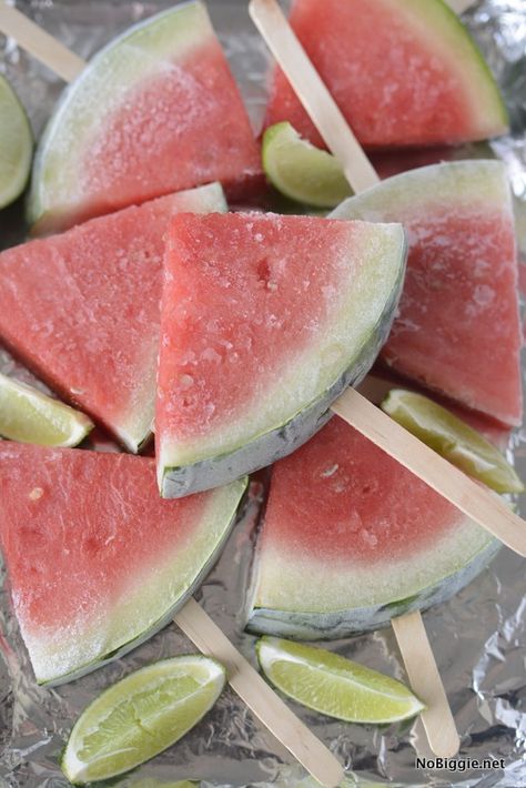 Frozen Watermelon Popsicles |  NoBiggie.net Dairy Free Desserts, Watermelon Popsicles, Real Food Snacks, Food Holidays, Frozen Watermelon, Gluten Free Desserts Recipes, Watermelon Recipes, Dairy Free Dessert, Ice Pops