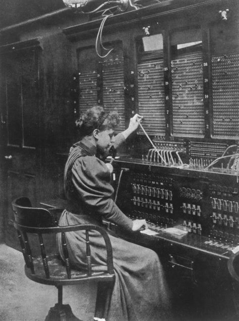 28 Amazing Vintage Photographs That Capture Telephone Switchboard Operators at Work from the Past Telephone Operator, Telephone Exchange, Victorian Photography, Alexander Graham Bell, Vintage Telephone, Telephones, Vintage Pictures, The Good Old Days, Vintage Photographs