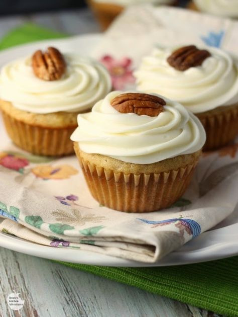 Hummingbird Cupcakes Fruity Cupcakes, Hummingbird Cupcakes, Homemade Snickers, Easy Dessert Recipe, Banana Cupcakes, Jack Jack, Easy No Bake Desserts, Cheesecake Desserts, Brownies Recipe