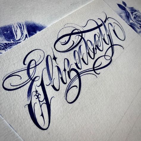 𝐄𝐃𝐔𝐀𝐑𝐃𝐎 𝐆𝐔𝐑𝐑𝐎𝐋𝐀 on Instagram: “🖌🖌🖌” Mexican Graffiti Letters, Small Design Tattoo, Cursive Tattoo Letters, Lettering Tattoo Design, Calligraphy Tattoo Fonts, Chest Tattoo Stencils, Lettering Tattoos, Tattoo Lettering Alphabet, Tattoo Fonts Alphabet