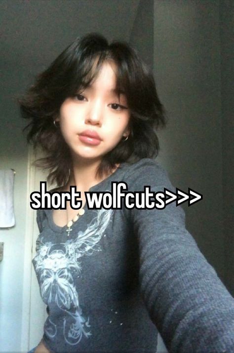 Lengthy wolfachtig Haircut alt quick bangs Check more at https://howcandothis.com/hairstyleideas/lengthy-wolfachtig-haircut-alt-quick-bangs-2/ Short Wolfcut Haircut With Bangs, Overgrown Wolfcut Hairstyle, Short Hairstyle Women Wolfcut, Bangs For Wolfcut, Asian Short Wolfcut, Wolf Cut Girls Short Hair, Wolfcut Thinner Hair, Hairstyles Wolfcut Short, 90s Wolf Cut Hair