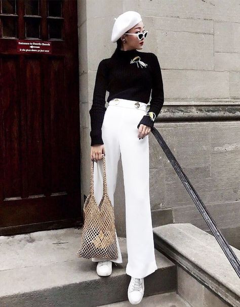 Pants with buttons and brooch/brangle...spring street style outfit ideas 2018: monochrome outfit with a woven bag, beret, brooch and cat-eye sunglasses White Beret Outfit, What Jewelry To Wear, White Beret, Beret Outfit, Street Style Summer Outfits, Beret Fashion, Office Jewelry, Trendy Office, Young Women Fashion