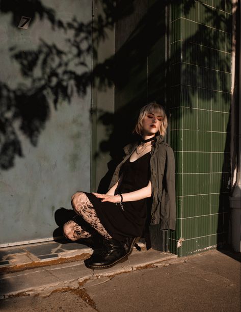 Senior Pictures Outfits Grunge, Outdoor Grunge Photoshoot, Grunge City Photoshoot, Alt Senior Pictures Outfits, Emo Senior Picture Ideas, Sitting Against Wall Pose Reference, Grunge Photoshoot Poses, Emo Graduation Pictures, Wall Leaning Pose Reference