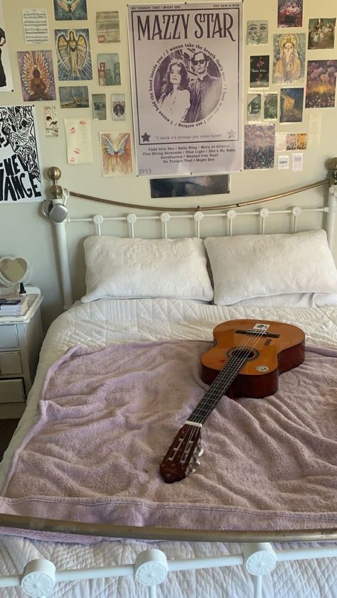 not my pic! bedroom inspo, guitar, mazzy star, cute bedroom, cute bedding Cute Aesthetic Rooms, Evil Lair, Matcha Girl, Pretty Homes, Pinterest Room, Bedroom Vibes, Dorm Inspo, Mazzy Star, Cabin Interiors