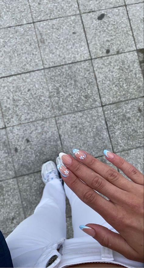 Summer Acrylic Nails With Flowers, Biab Nail Ideas Summer, Pretty Floral Nails, Blue Tips With Flowers Nails, Blue Flower Tip Nails, Blue Almond Nails With Flowers, Summer Nails Blue Flower, Short Summer Nails Flowers, Almond French Tip Nails Summer