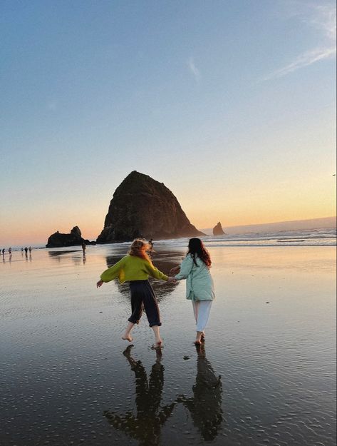 Great Ocean Road Outfit, Oregon Vision Board, Oregon Coast Pictures, Summer In Oregon, Oregon Travel Outfits, Cannon Beach Oregon Outfits, Oregon Instagram Pictures, Seaside Oregon Aesthetic, Oregon Travel Aesthetic