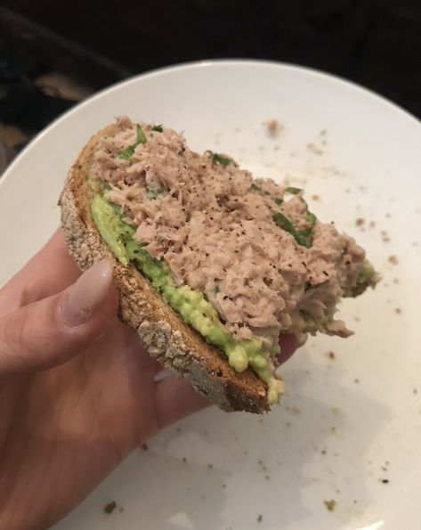 Tuna Toast, Tuna Aesthetic, Tuna Avocado Toast, Tuna Wrap Aesthetic, Avocado And Tuna Sandwich, Tuna On Toast, Low Calorie Tuna Lunch Ideas, Low Calorie Tuna Sandwich, Healthy Daily Meals