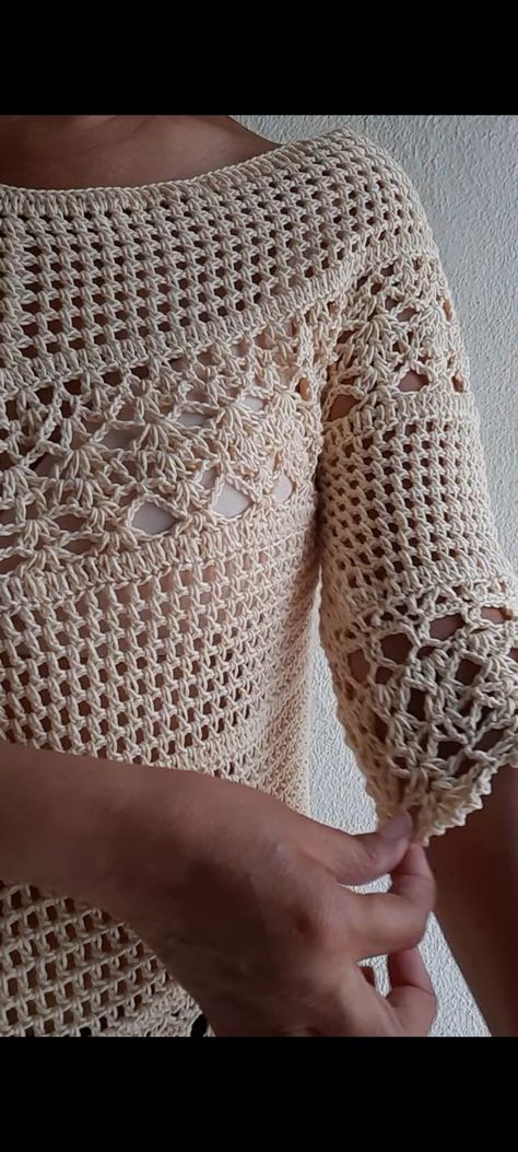 La puedes hacer tan corta o tan larga como la desees. Blouse Au Crochet, Crochet Shirt Pattern, Crochet Patterns Baby Boy, Crochet Throw Pattern, Crochet Knit Stitches, Crochet Ladies Tops, Crochet Summer Tops, Crochet Stitches For Beginners, Crochet Patterns Free Blanket