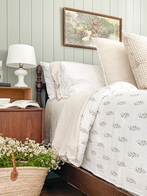 Escape Gray, Vintage Aesthetic Bedroom, Country Farmhouse Bedroom, French Farmhouse Bedroom, French Cottage Bedroom, Shiplap Bedroom, Lamps Ideas, Cottage Bed, Antique Bedroom