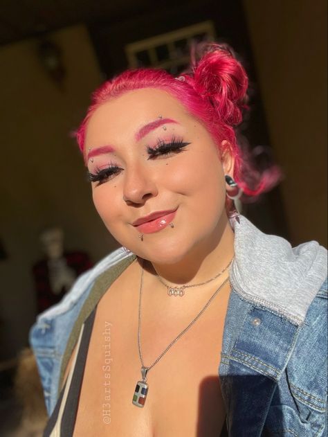 Pink Eyebrows Aesthetic, Pink Hair Pink Eyebrows, Pink Hair And Eyebrows, Pink Hair Alternative, Dyed Eyebrows, Pink Eyebrows, Aesthetic Piercings, Aesthetic Eyeliner, Boho Hippie Aesthetic