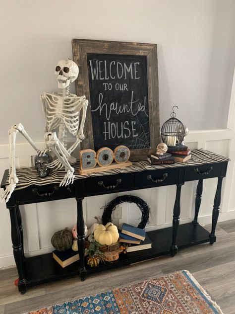 Halloween Entry Table, Entry Table Decor Ideas, Halloween Entryway, Handmade Halloween Decorations, Halloween Fireplace, Home Entry, Entry Table Decor, Halloween Room Decor, Diy Halloween Decor