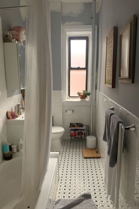 Delia Kenza Turns a Basic Brooklyn Bathroom Into a Modern Retreat Brooklyn Bathroom, New York Bathroom, Small Bathroom Makeovers, Moroccan Inspired Bathroom, Travertine Sinks, City Bathrooms, Bathtub Surround, Bathroom Makeovers, Renovation Tips