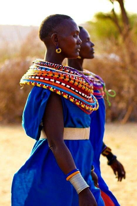 Masai women wearing traditional necklaces. Ethnic Diversity, Afrikaanse Mode, Judi Dench, African People, Foto Tips, We Are The World, Maasai, African Culture, World Cultures