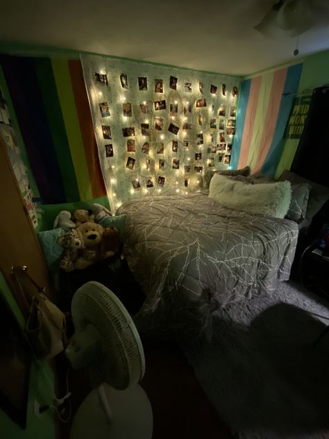 Dsmp Room Decor Ideas, Lgbtq Bedroom, Flags On Wall, Pride Flag Bedroom, Pride Bedroom Ideas, Flags In Bedroom, Lesbian Room, Flag Display Ideas, Flag On Wall