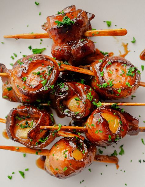 Brown+Sugar+Bacon+Wrapped+Scallops Scallop Recipes Bacon, Scallops Appetizer, Scallops Dinner, Bacon Wrapped Scallops Recipe, Scallop Appetizer, Bacon Scallops, Holiday Party Appetizers, Bacon Crisps, Bacon Wrapped Shrimp