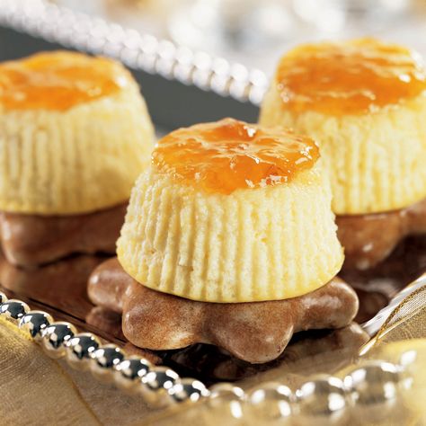 Mini German Lebkuchen Cheesecakes with Apricot Compote - Germanfoods.org German Cheesecake Recipe, Apricot Compote, German Lebkuchen, German Cheesecake, German Gingerbread, Food Nostalgia, Healthy Christmas Snacks, Thanksgiving Sweet Treats, German Cookies