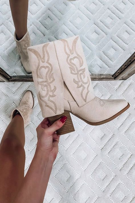 Shoe Necessities, Vegas Fits, Modern Western Style, Ranch Water, Western Boots Outfit, Short Cowboy Boots, Square Toe Western Boots, Western Ankle Boots, Western Boots Women