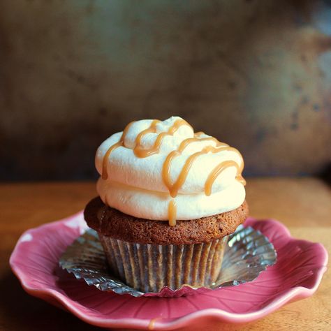 Sticky Toffee Cupcakes, Toffee Cupcakes, Caramel Dessert Recipes, Pudding Cupcakes, Toffee Sauce, Caramel Desserts, English Toffee, Not Listening, Toffee Pudding