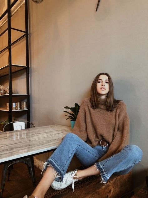 Winteroutfits Chic, Flare Jeans Winter, Ootd Knitwear, Jeans Winter, Outfits Minimalist, Style Casual Chic, Fashion Blogger Style, Minimal Outfit, Style Winter