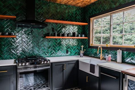 16 Striking Kitchen Ideas for Black Kitchen Cabinets Green Kitchen Backsplash, Kitchen Backplash, Dark Green Kitchen, Green Backsplash, Green Tiles, Subway Tile Kitchen, Black Kitchen Cabinets, Dark Kitchen Cabinets, Green Tile