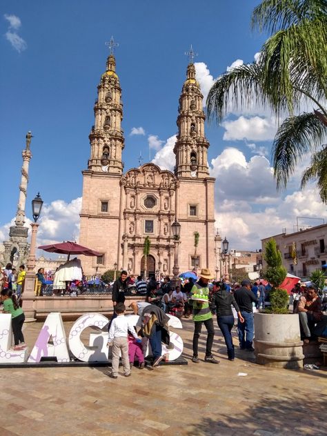 Bellísima ciudad San Juan de los Lagos, Jal. Mexico Photos, Dream Vacation Spots, San Sebastian, Mexico Travel, Vacation Spots, Dream Vacations, Barcelona Cathedral, Places To Go, Vision Board