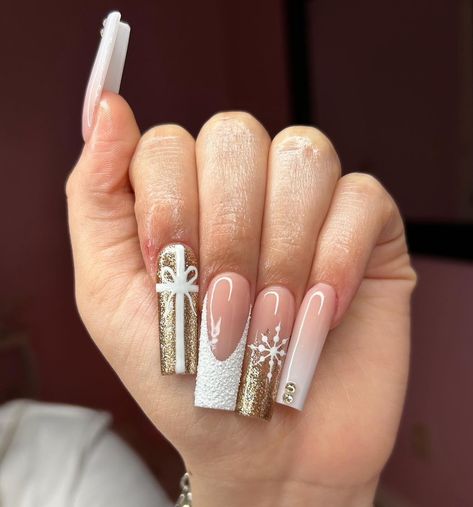 White And Gold Christmas Nails Short, Gold And White Nails Christmas, Gold And White Snowflake Nails, Gold Christmas Nails Designs, White And Gold Nails Christmas, White And Gold Winter Nails, White Gold Christmas Nails, Nude Christmas Nails Acrylic, Christmas Nails White And Gold