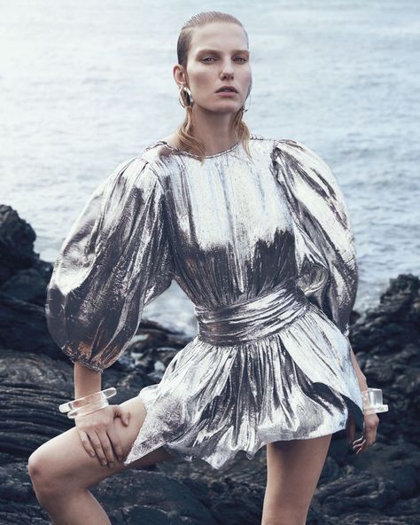 It Magazine, Silver Outfits, Space Fashion, Metal Clothing, Metal Fashion, Futuristic Fashion, Metallic Dress, Silver Dress, Fashion Photo