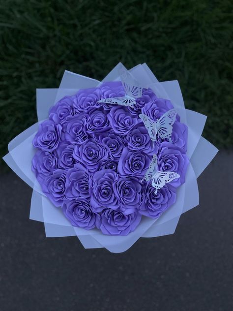 A simple bouquet that can make your especial someone happy. A 25 count bouquet with 3 butterflies and a beautiful white wrapping. You can choose the color of  flowers and  wrapping. Purple Ribbon Bouquet, Eternal Flower Bouquet, Flower Bouquet Purple, Quince Bouquet, Purple Rose Bouquet, Quinceanera Flowers, Butterfly Gift Ideas, Ramo Ideas, Ribbon Rose Bouquets