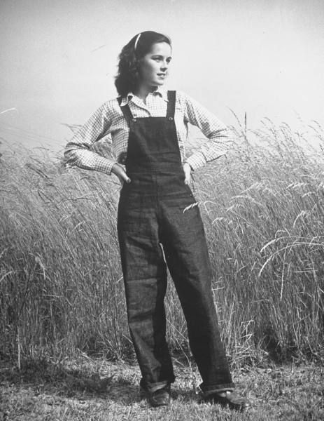 You can't beat a great pair of vintage overalls. #vintage #1940s #pants #country #overalls Blithe Spirit, Land Girls, Vintage Overalls, Trendy Outfits For Teens, Vestidos Vintage, 1940s Fashion, Farm Girl, Moda Vintage, Tarzan